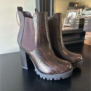 Women’s Soda brown boots size 6 new